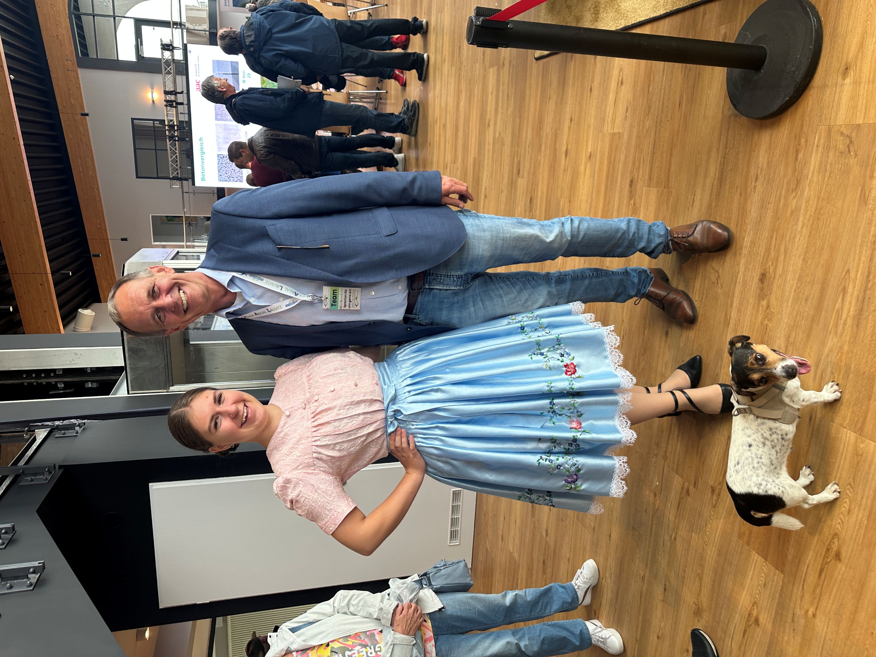 Tradition trifft Zukunft: Jochem Schöppler (Euromovement) mit einer jungen Besucherin in sorbischer Tracht beim Bürgerinformationstag am Green Areal Lausitz | BERLINboxx